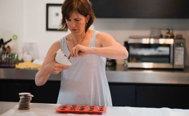 Ana preparando joyas de chocolate