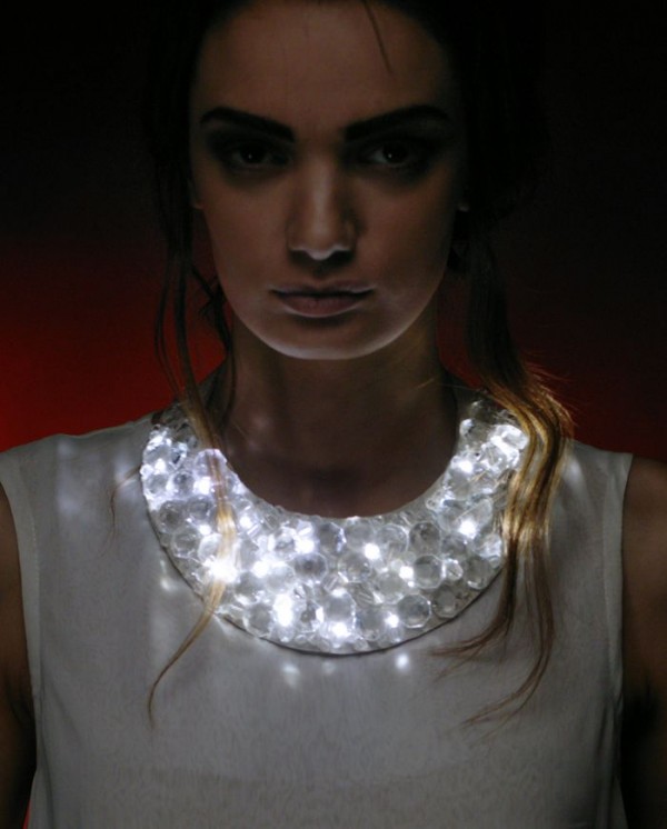 Collar luminoso efímero